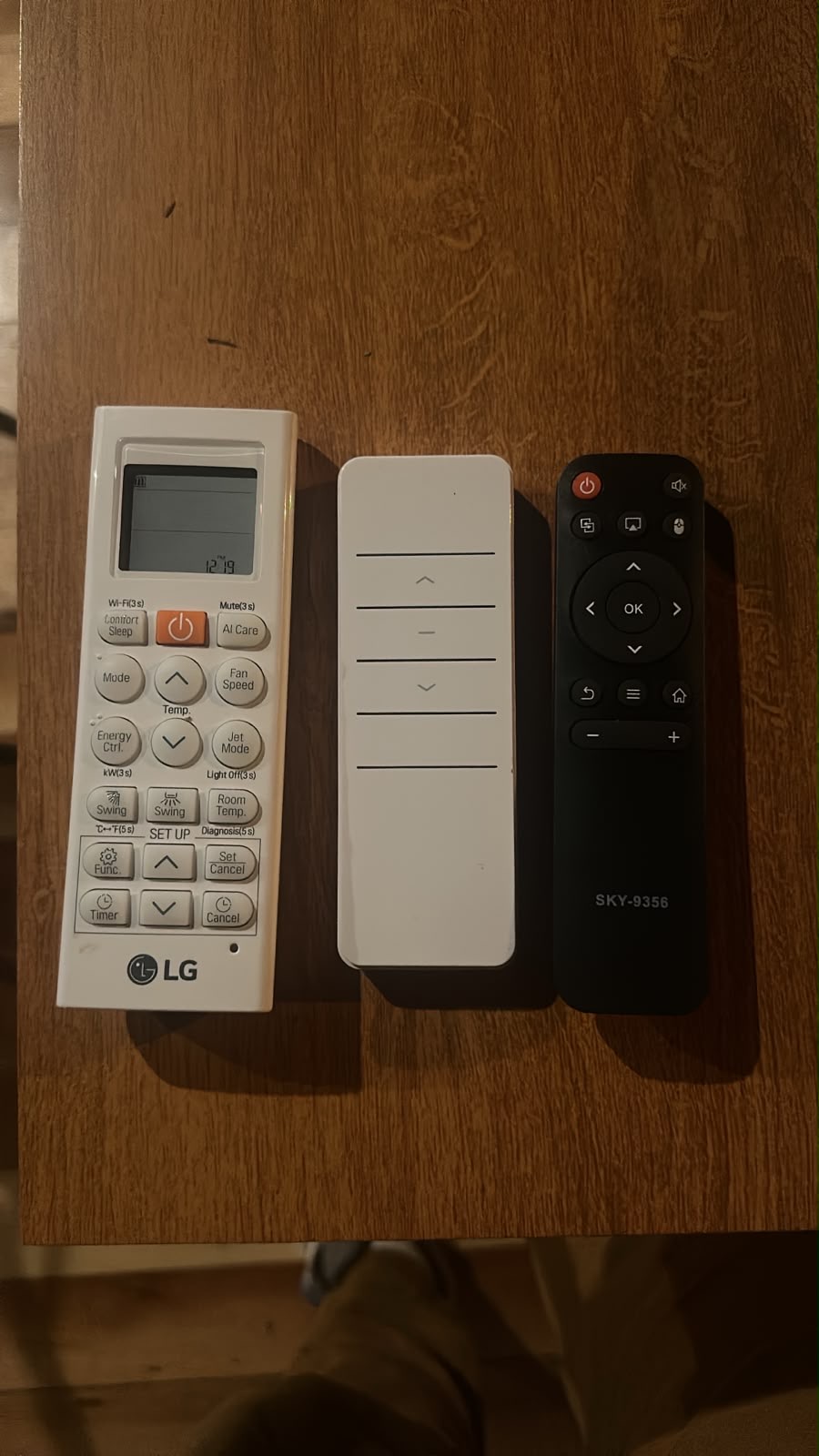 Controles do ar-condicionado, cortina e projetor, da esquerda para a direita