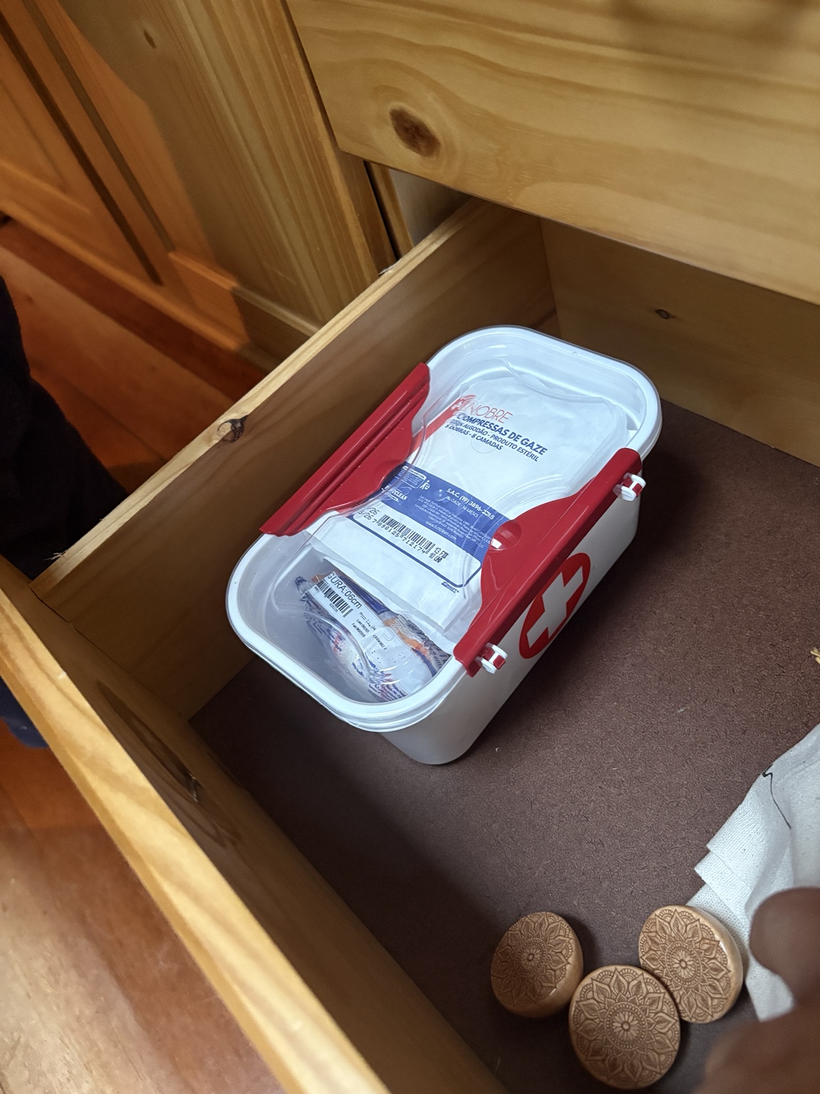 Kit de primeiros socorros na gaveta da bancada da cozinha